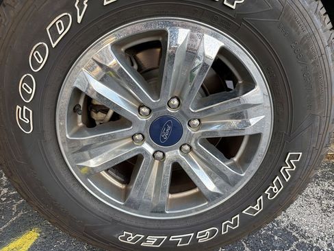 Used 2015 Ford F150 XLT image 4