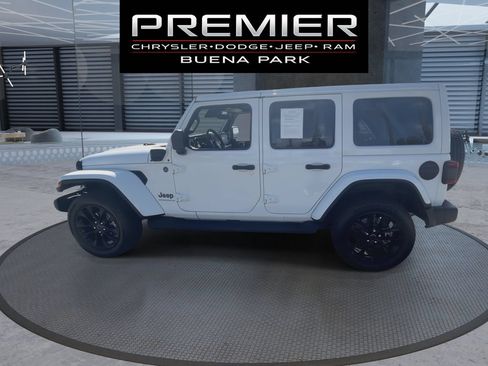 Used 2025 Jeep Wrangler Unlimited Sahara AWD/4WD image 5