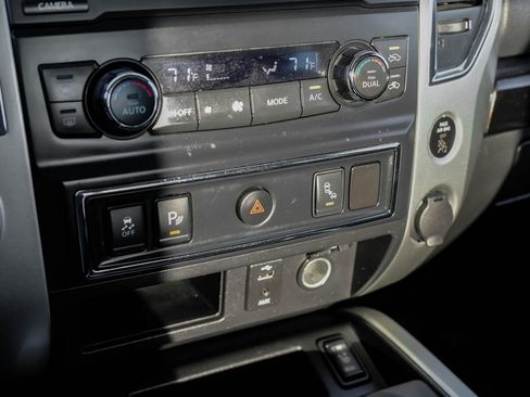 Used 2017 Nissan Titan SV image 23