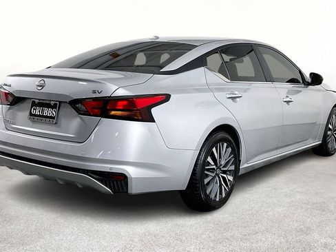 Used 2024 Nissan Altima 2.5 SV FWD image 2