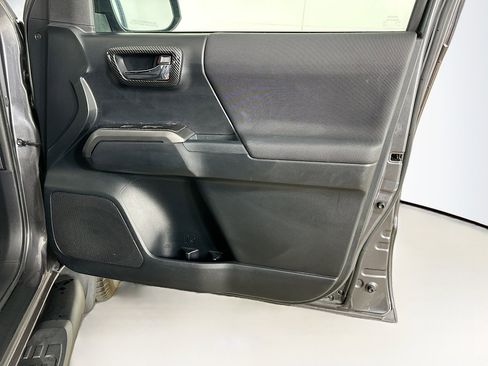 Used 2016 Toyota Tacoma TRD Off-Road w/ Towing Package image 29