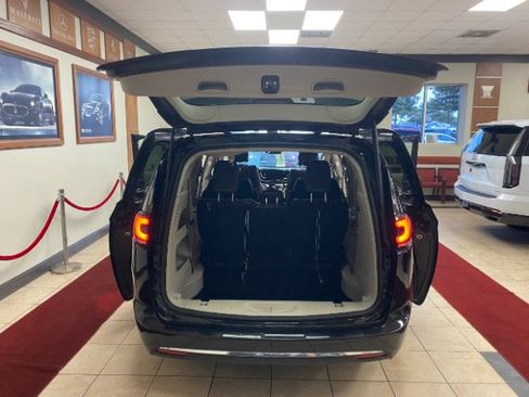 Used 2022 Chrysler Pacifica Touring-L FWD image 6