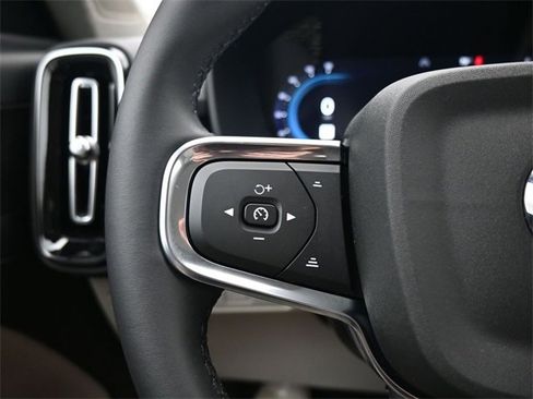 Used 2024 Volvo XC40 B5 Ultimate w/ Protection Package Premier image 25