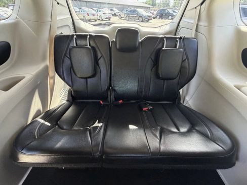Used 2019 Chrysler Pacifica Touring-L FWD image 17