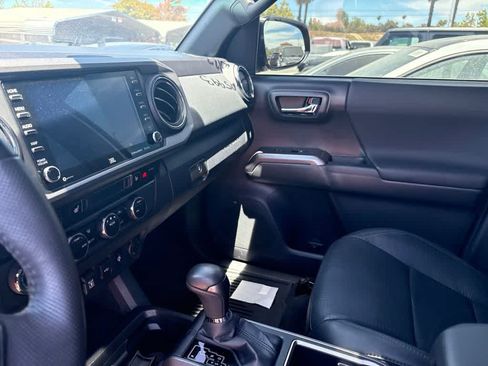 Used 2022 Toyota Tacoma TRD Off-Road w/ TRD Premium Off Road Package AWD/4WD image 10