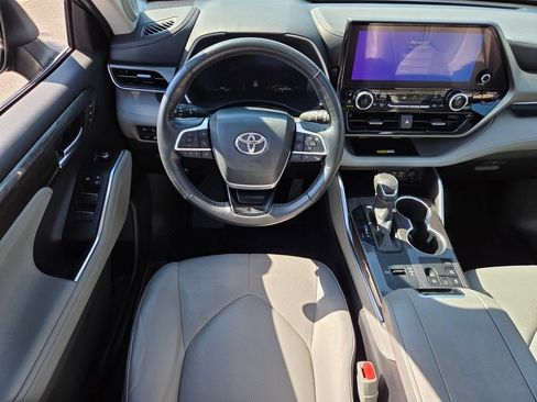 Used 2023 Toyota Highlander Limited AWD/4WD image 4