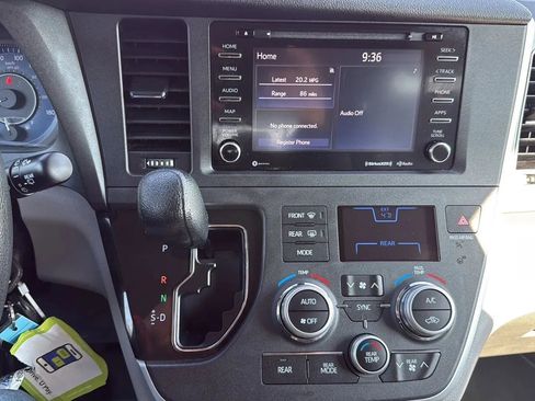 Used 2020 Toyota Sienna LE FWD image 18