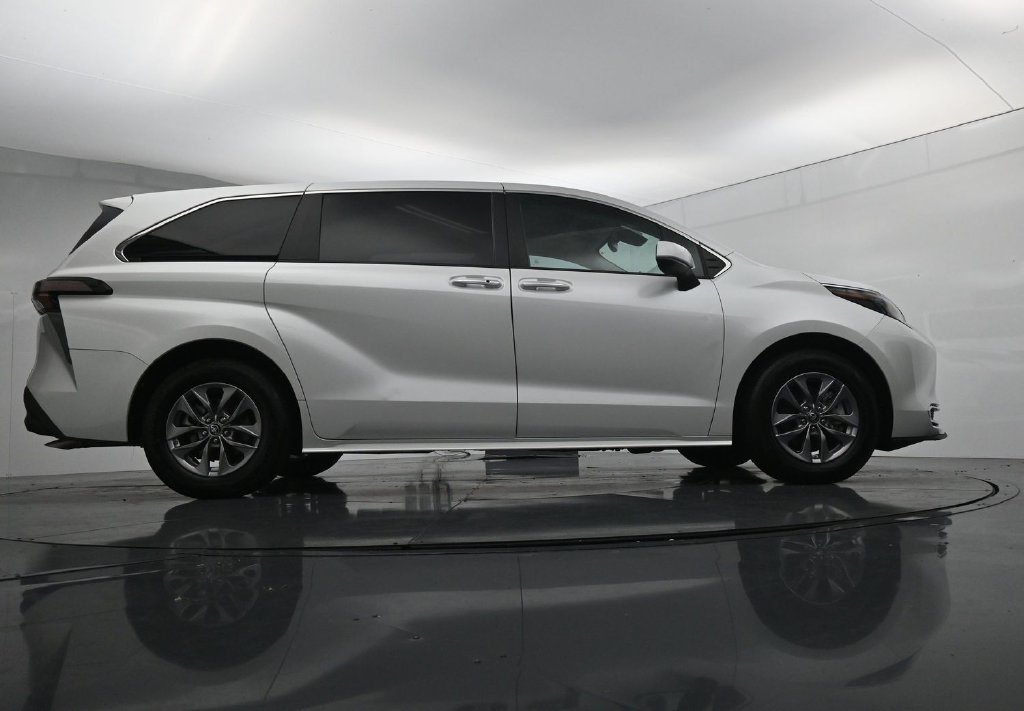 Used 2024 Toyota Sienna XLE FWD image 38