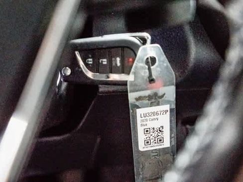 Certified 2020 Toyota Camry SE image 30