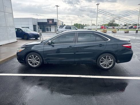 Used 2015 Toyota Camry SE w/ Moonroof Package image 4