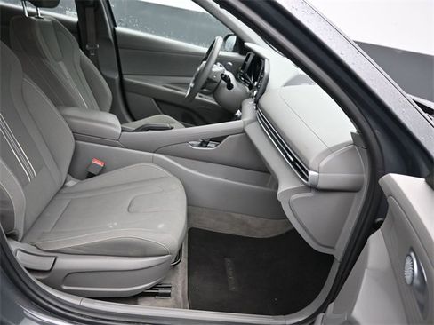 Used 2023 Hyundai Elantra SEL image 8