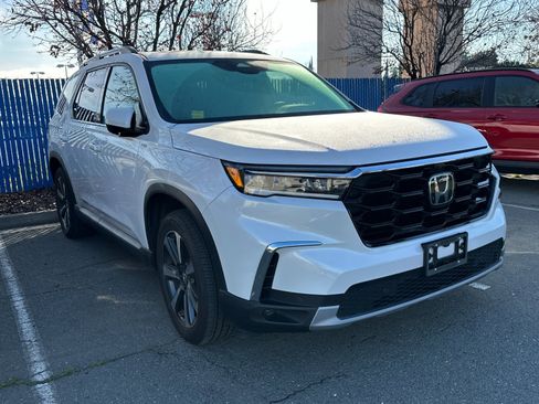 Used 2025 Honda Pilot Elite image 2
