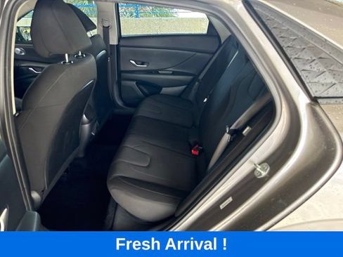 Used 2024 Hyundai Elantra SE FWD image 3