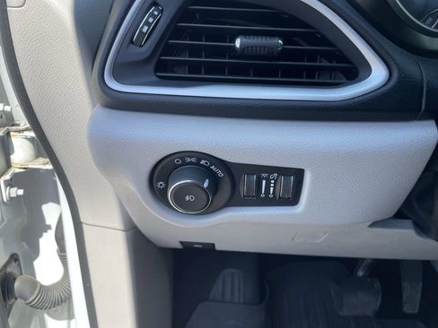 Used 2020 Chrysler Pacifica Touring-L Plus w/ Tire & Wheel Group FWD image 17