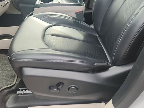 Used 2023 Chrysler Pacifica Touring-L FWD image 10
