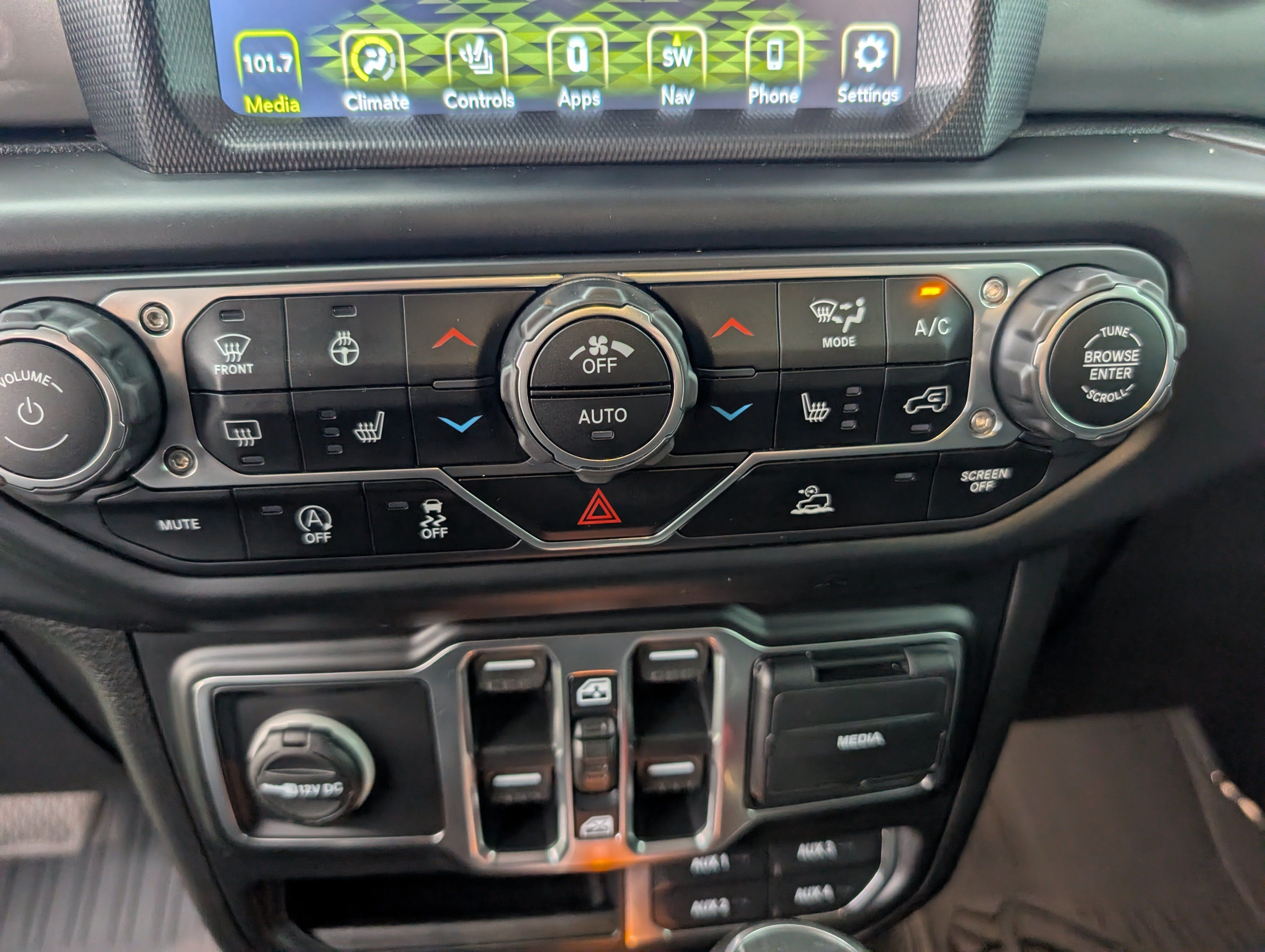 Used 2020 Jeep Gladiator Overland w/ Dual Top Group AWD/4WD image 19
