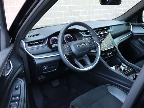 Used 2025 Jeep Grand Cherokee L Altitude AWD/4WD image 13
