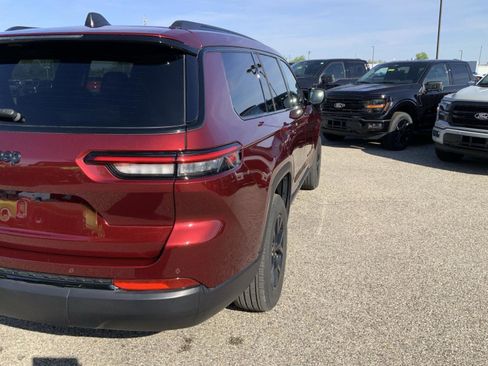Used 2024 Jeep Grand Cherokee L Altitude AWD/4WD image 19