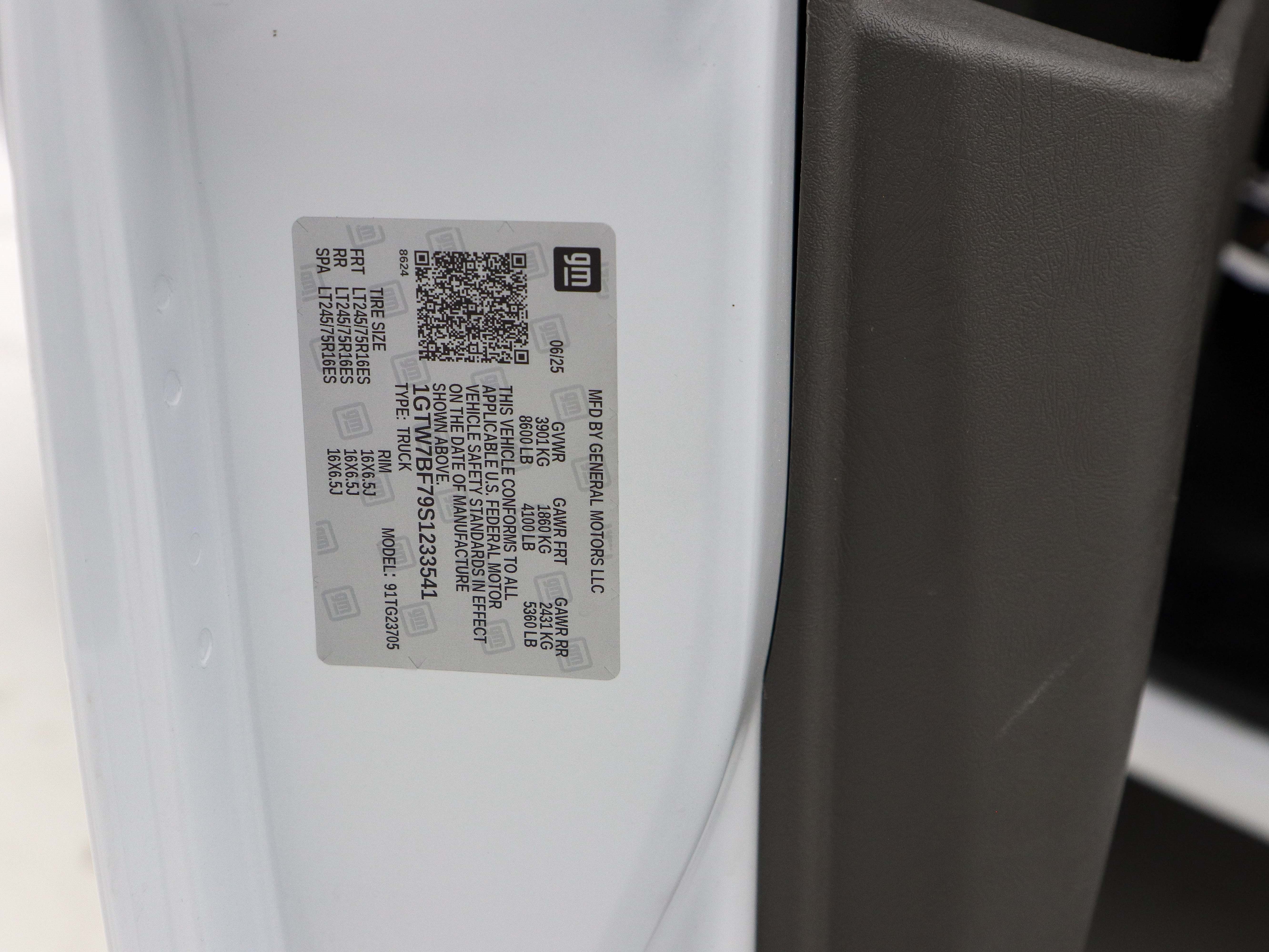 Used 2025 GMC Savana 2500 Extended w/ Driver Convenience Package RWD image 34