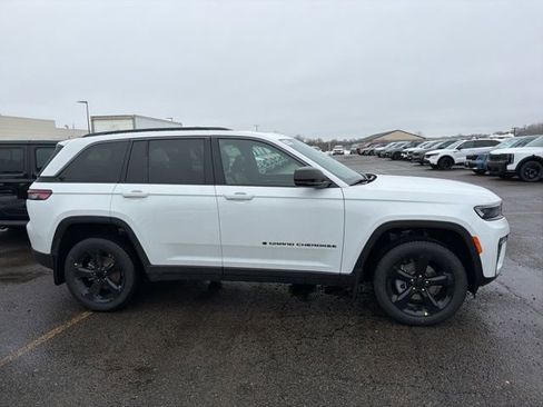 New 2026 Jeep Grand Cherokee Limited w/ Limited Altitude Package AWD/4WD image 2