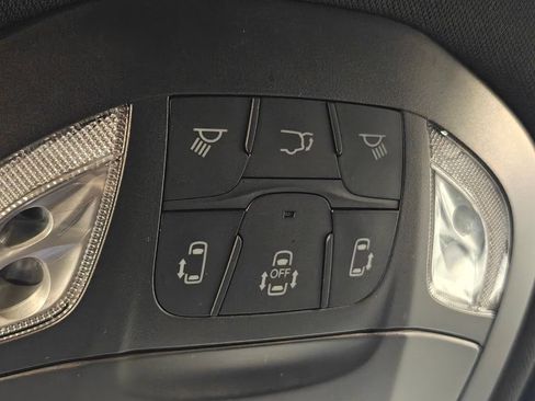 Used 2023 Chrysler Pacifica Touring FWD image 8