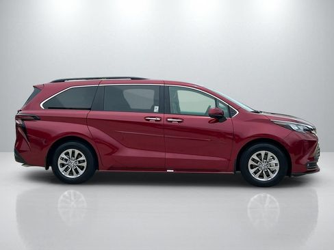 Used 2026 Toyota Sienna XLE FWD image 4