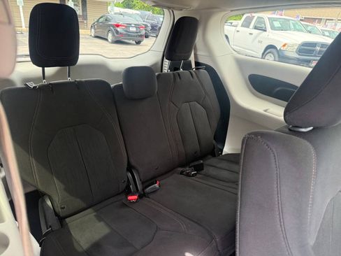 Used 2018 Chrysler Pacifica L FWD image 14