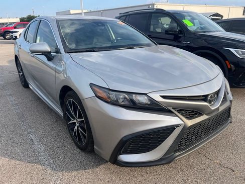 Used 2024 Toyota Camry SE FWD image 3