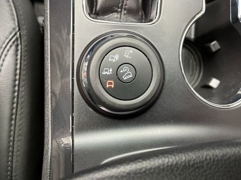 Used 2018 Ford Explorer XLT w/ Equipment Group 202A AWD/4WD image 19