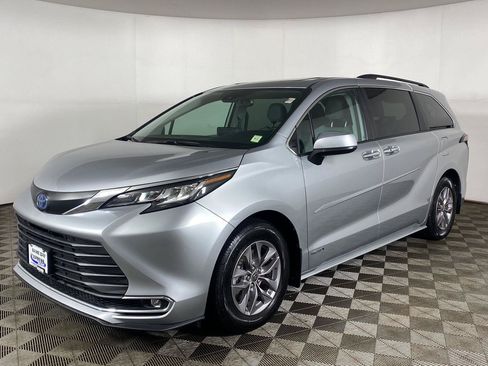 Used 2021 Toyota Sienna XLE AWD/4WD image 27