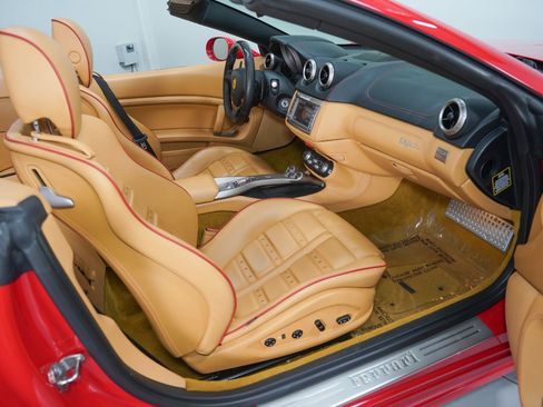 Used 2012 Ferrari California image 2