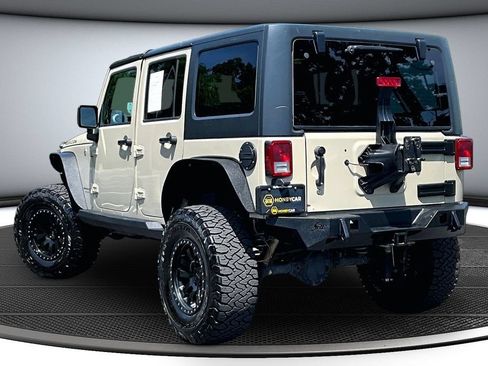 Used 2018 Jeep Wrangler Unlimited Rubicon w/ Connectivity Group AWD/4WD image 4