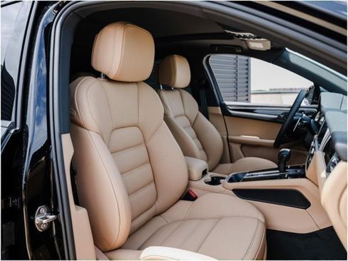 Certified 2025 Porsche Macan AWD/4WD image 29