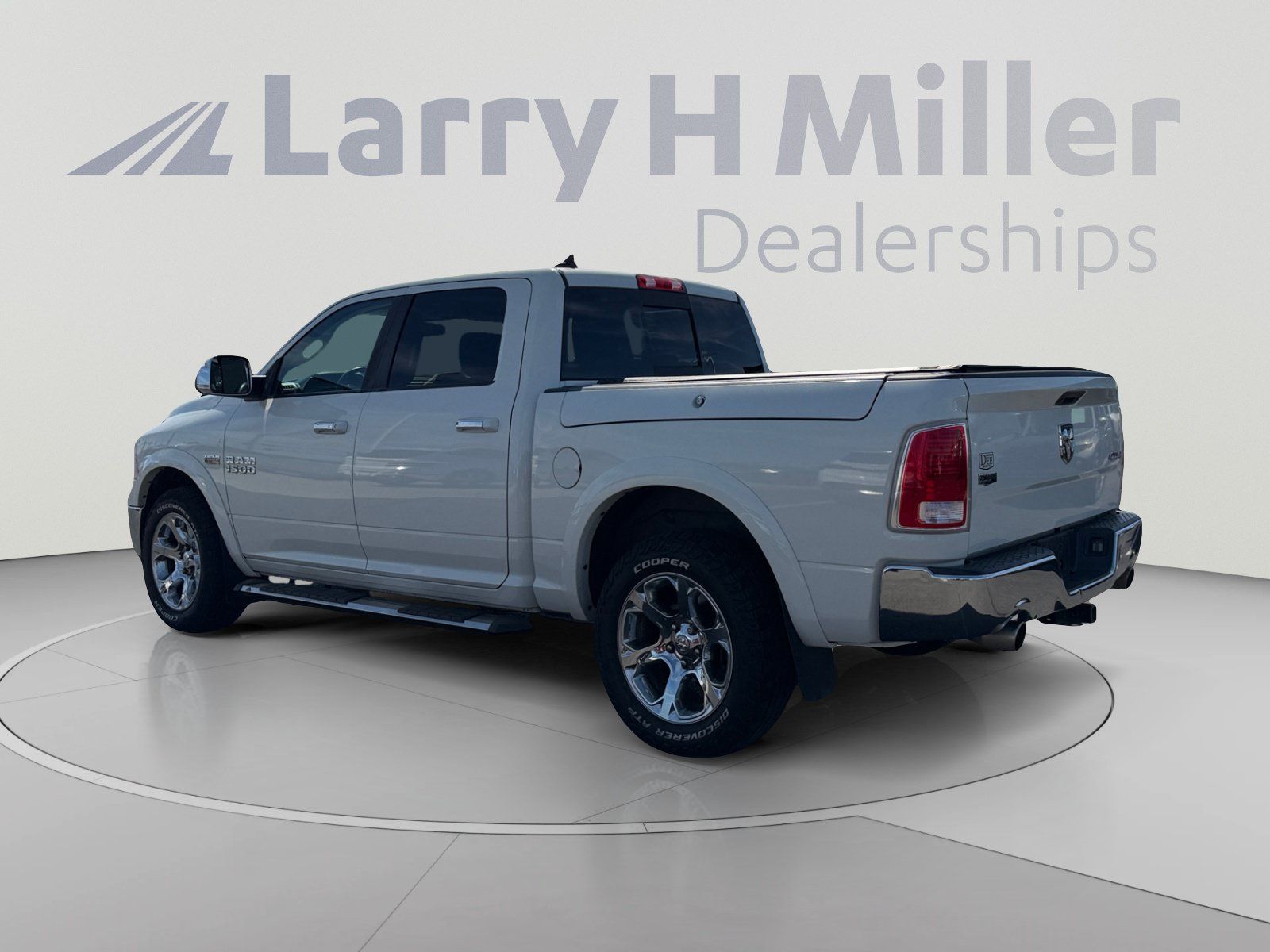 Used 2016 RAM 1500 Laramie w/ Convenience Group AWD/4WD image 3