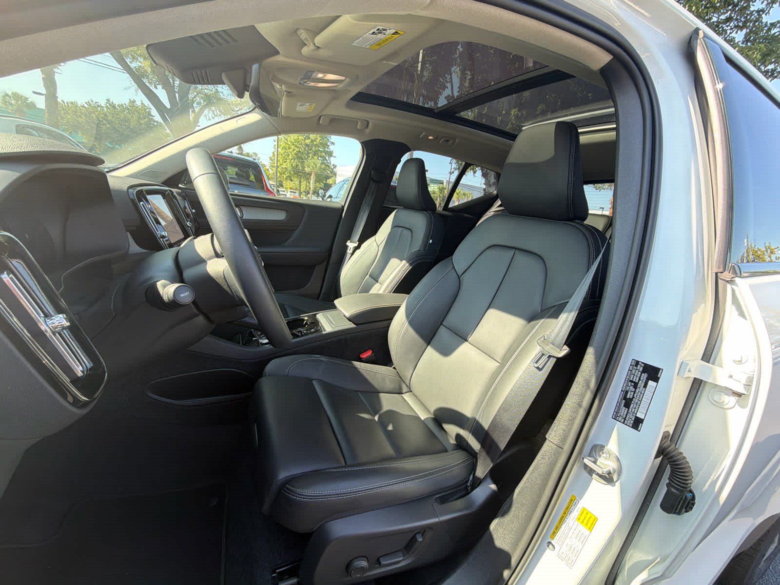 Certified 2025 Volvo XC40 B5 Plus AWD/4WD image 25