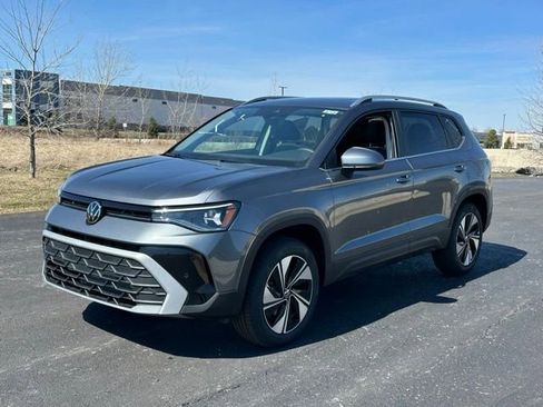 New 2026 Volkswagen Taos SE AWD/4WD image 3