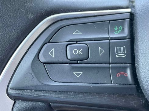 Used 2025 Jeep Grand Cherokee Altitude AWD/4WD image 30
