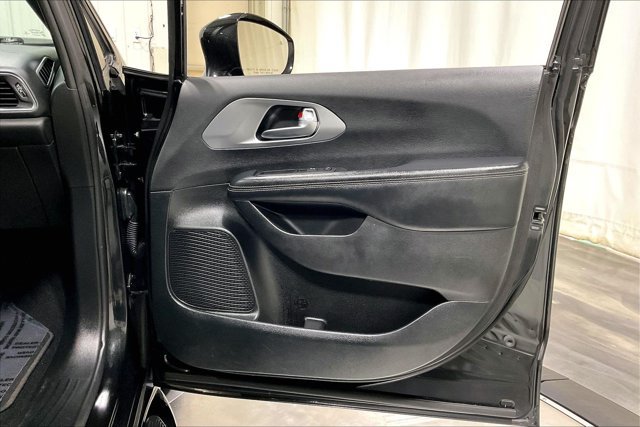 Used 2019 Chrysler Pacifica Touring-L Plus FWD image 24