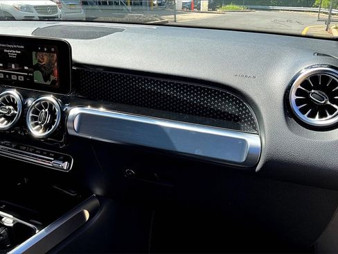 Used 2025 Mercedes-Benz GLB 250 4MATIC image 16