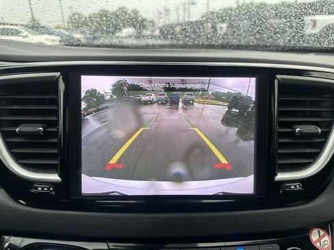 Used 2025 Chrysler Pacifica Select FWD image 23
