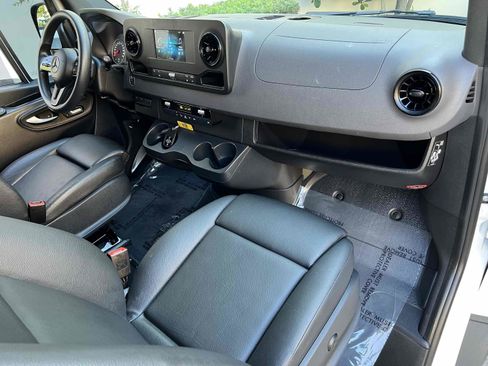 Used 2022 Mercedes-Benz Sprinter 2500 image 6