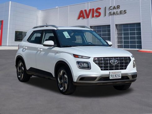 Used 2025 Hyundai Venue SEL FWD image 3