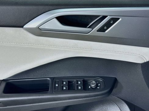 Used 2025 Volkswagen Taos SE FWD image 11