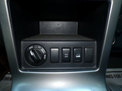 Used 2005 Nissan Pathfinder SE Off-Road image 26