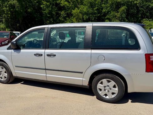 Used 2008 Dodge Grand Caravan SE FWD image 2
