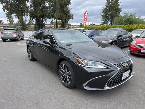 Used 2025 Lexus ES 300h w/ Premium Package image 2