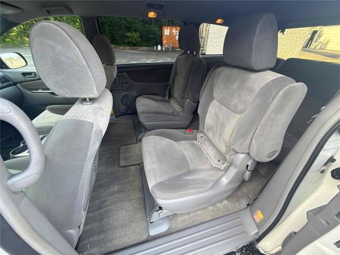 Used 2010 Toyota Sienna FWD image 12