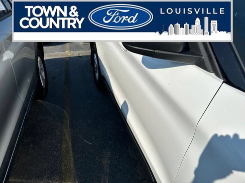 Used 2021 Ford Explorer XLT w/ Class III Trailer Tow Package AWD/4WD image 6