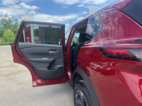 Used 2025 Nissan Rogue SV FWD image 19