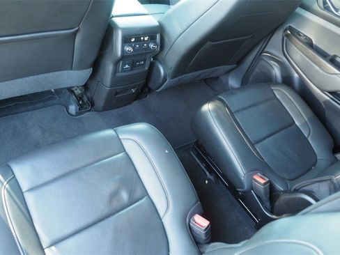 Used 2023 GMC Acadia SLT image 18